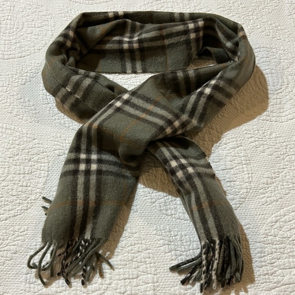 Burberrys Cashmere scarf. - Picture 6 of 8